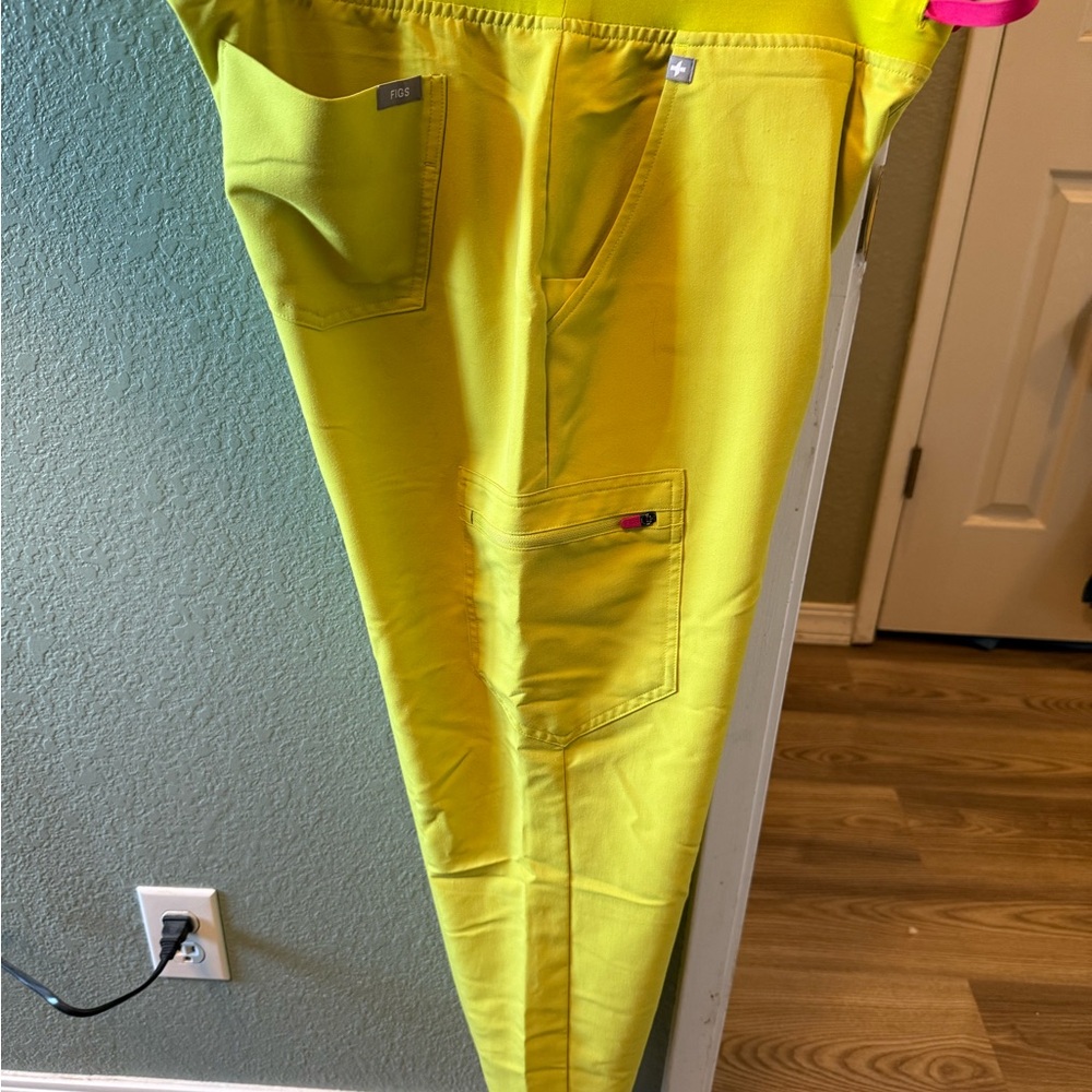 FIGS Limeade Zamora Jogger Scrub Pants L